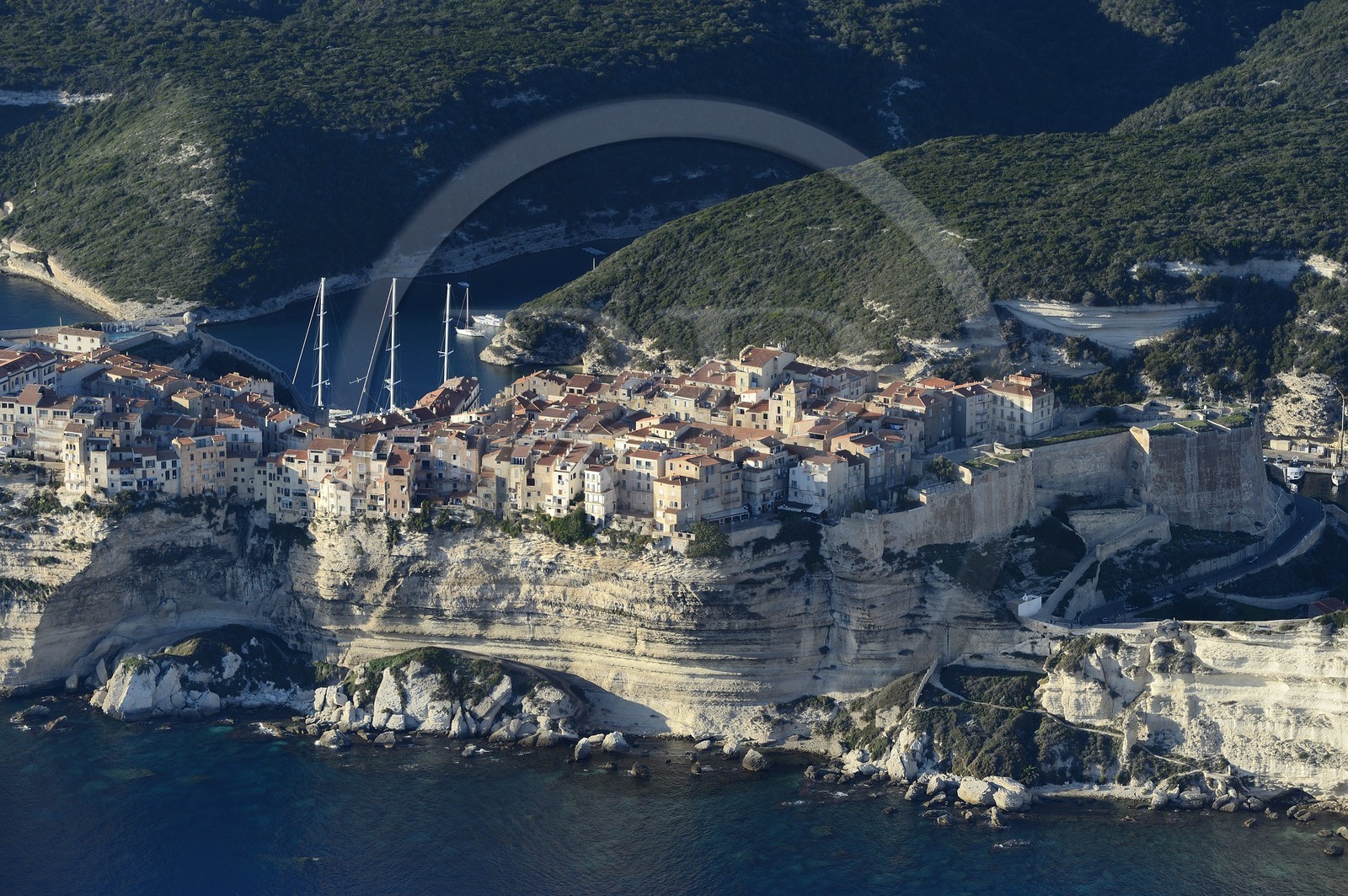 France, Corse-du-Sud (2A), Bonifacio, les falaises calcaires, la citadelle et la vieille ville (vue aérienne)
