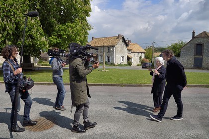 France, Yvelines (78), Montchauvet, tournage pour la télévision du Village Préféré des Français avec Stéphane Bern, Stéphane Bern en compagnie d'Annick Mouillard
