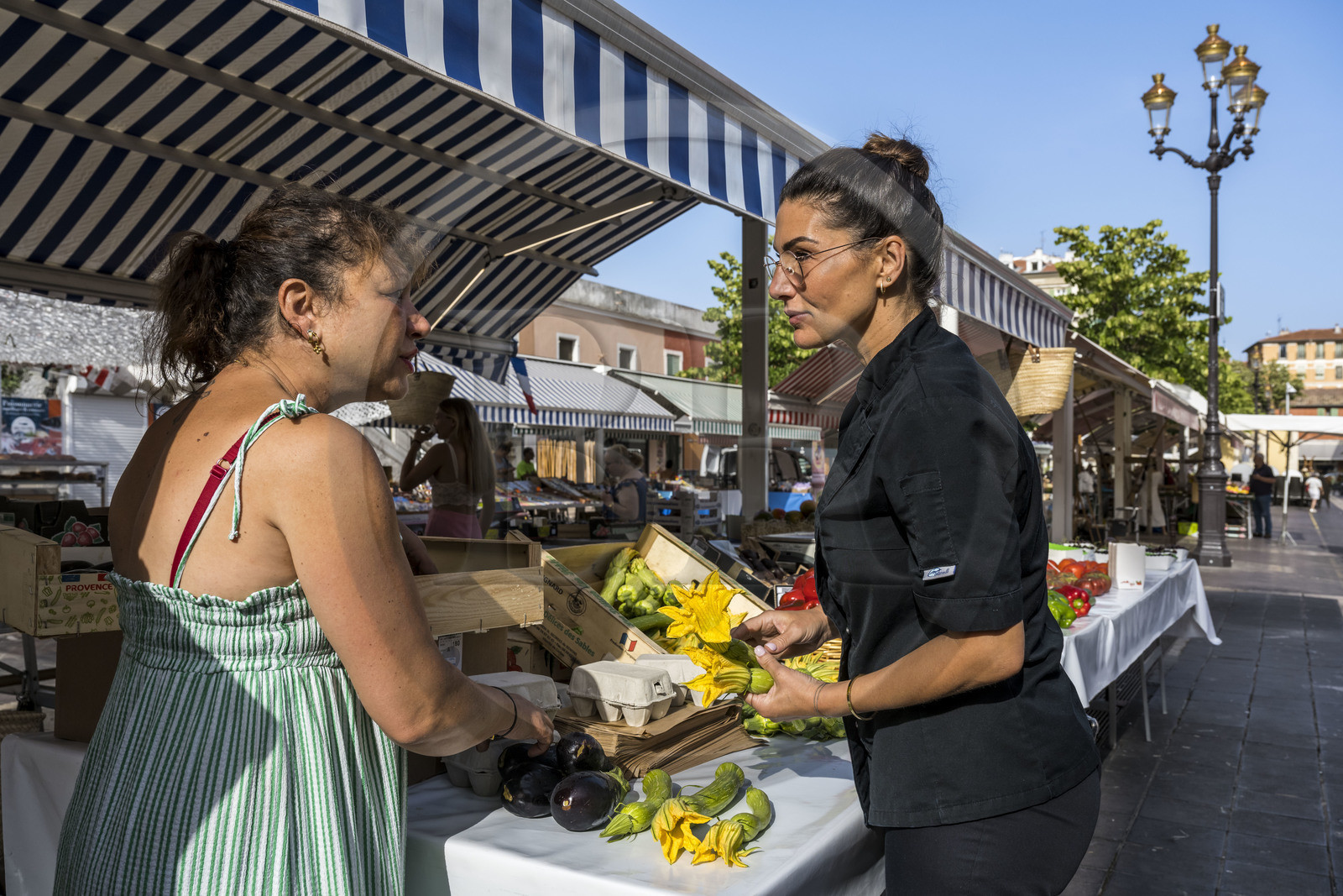France, Alpes-Maritimes (06), Nice classée Patrimoine Mondial de l'UNESCO, le Vieux Nice, le marché du cours Saleya, Virginie Acchiardo, chef du restaurant Chez Acchiardo dans la rue Droite fait son marché chez son amie d'enfance la maraichère Nathalie Travia (Chilini)