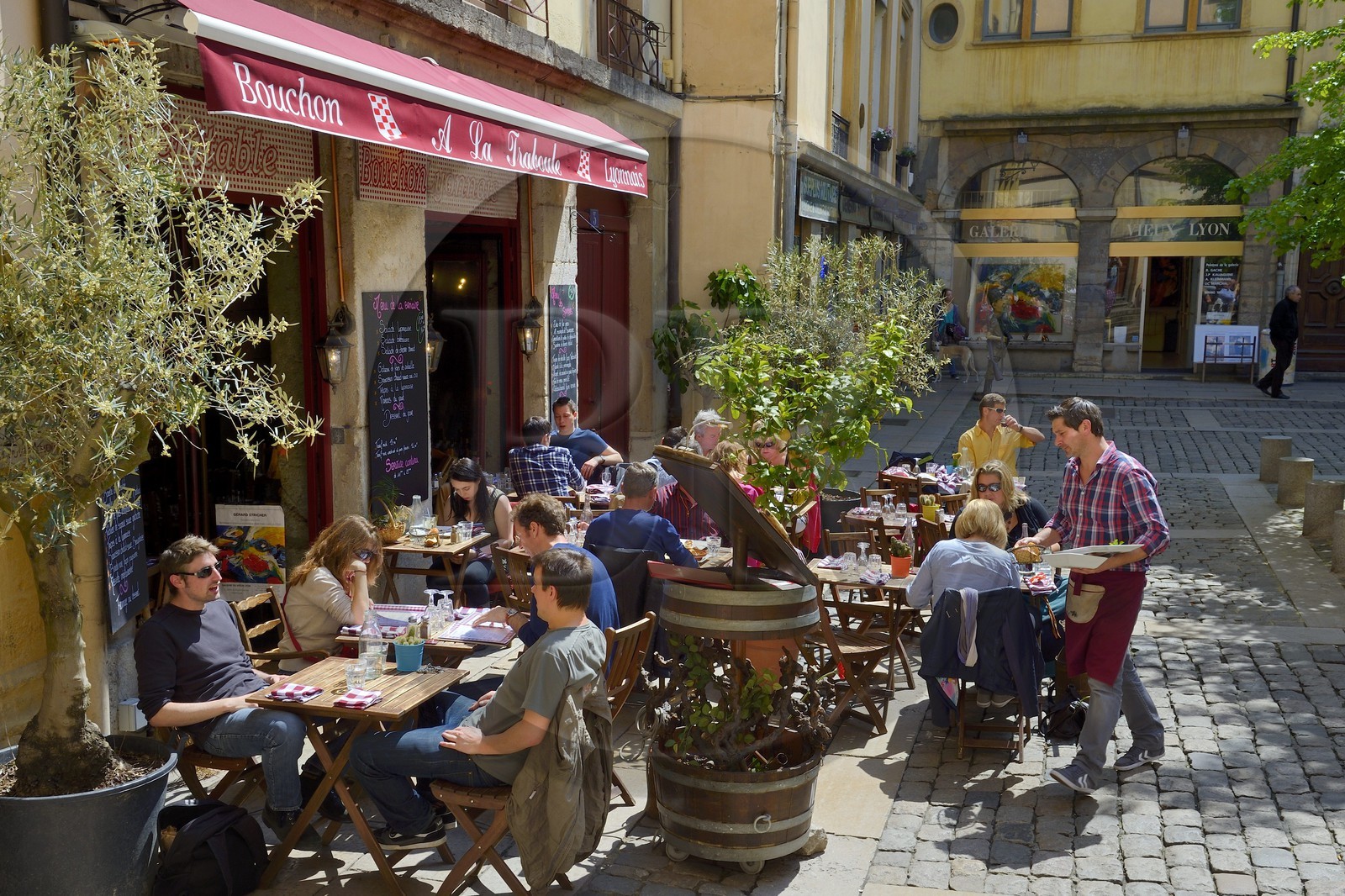 France, Rhône (69), Lyon, site historique classé Patrimoine Mondial de l'UNESCO, quartier de Saint-Paul dans le Vieux Lyon, place du Gouvernement et ses bouchons lyonnais