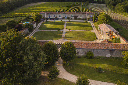France, Charente-Maritime (17),  Saintonge, Saint-Bris-des-Bois, la chambre d'hote le Logis de l'Astrée un logis saintongeais du XVIIème siècle (vue aérienne)