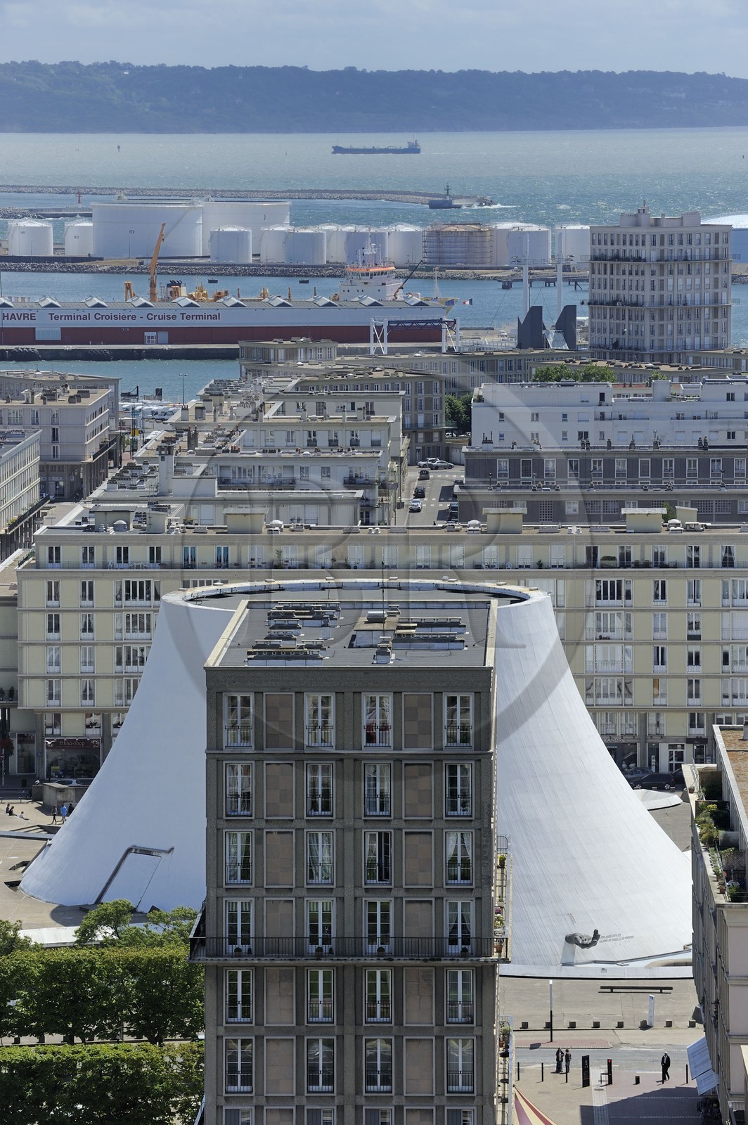 France, Seine-Maritime (76), Le Havre, Centre-ville reconstruit du Havre par Auguste Perret classé Patrimoine Mondial de l'UNESCO, immeubles Perret devant le Volcan réalisé par Oscar Niemeyer et première maison de la culture crée en France