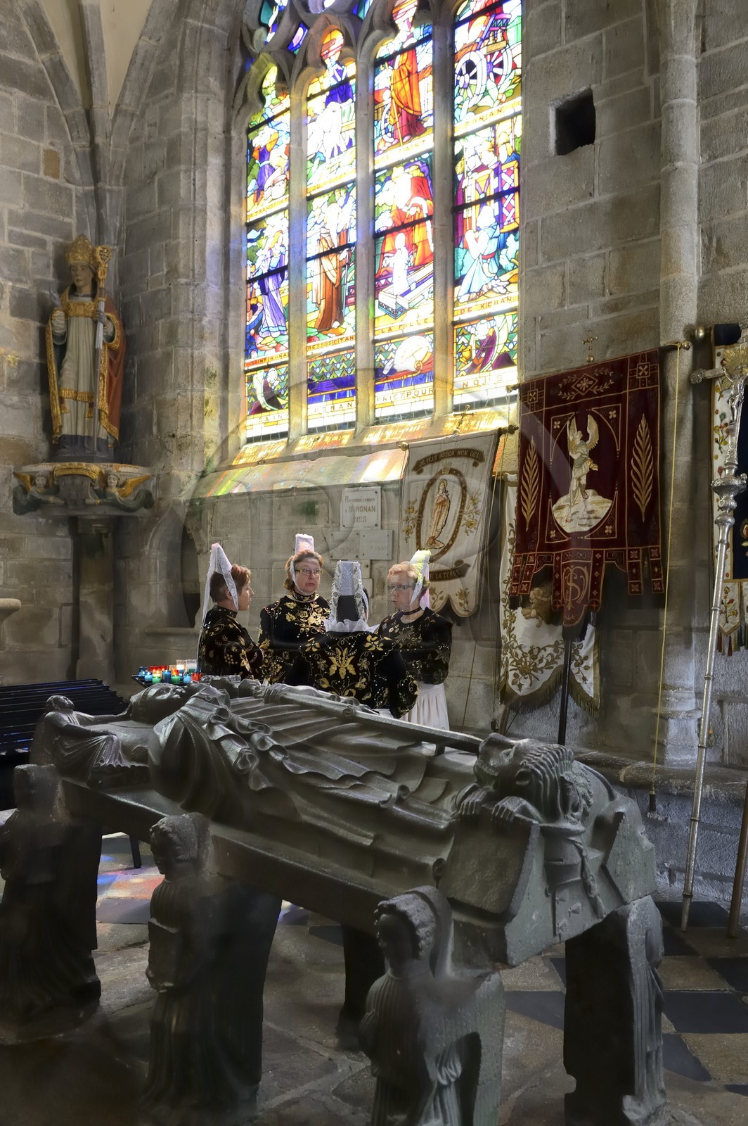 France, Finistère (29), Locronan, labellisé Les Plus Beaux Villages de France, femmes en costume traditionnel pendant la Troménie autours du cénotaphe de saint Ronan dans la chapelle du Péniti adjacente à l'église Saint Ronan