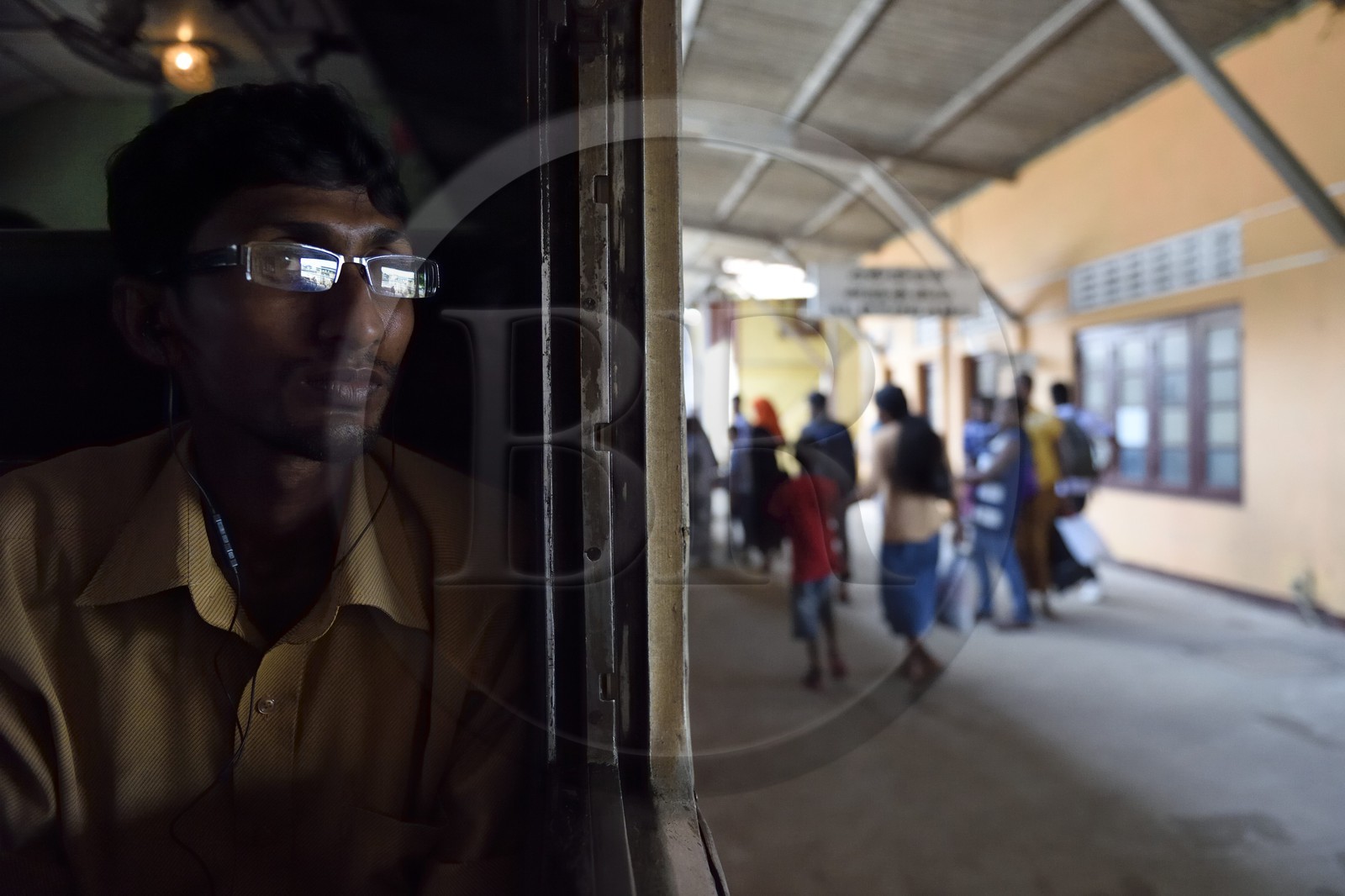 Sri Lanka, Province du Sud, train de Colombo à Galle, embarquement de passagers dans la gare de Aluthgama