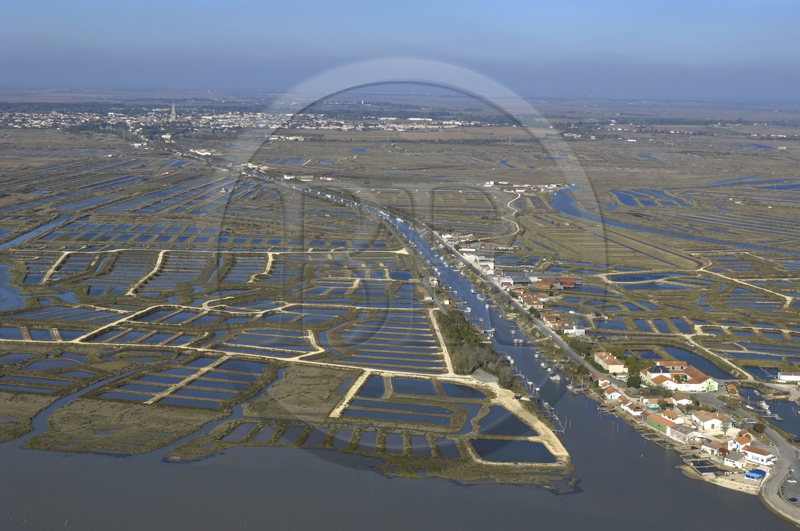France, Charente-Maritime (17), bassin de Marennes-Oléron, Marennes, Claires et port de la Cayenne (vue aérienne)