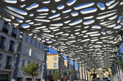 France, Var (83), Hyères, requalification de la place Clemenceau par l'architecte Rudy Ricciotti avec notamment des ombrières