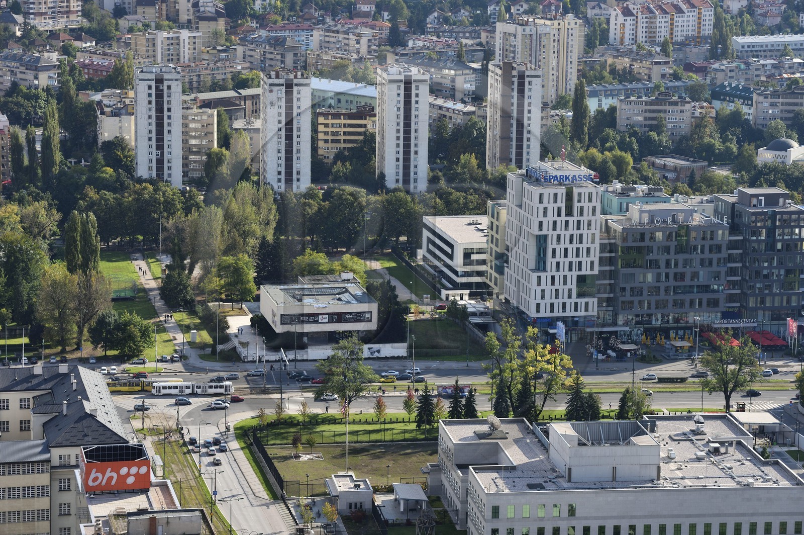 Bosnie-Herzégovine, Sarajevo, Sniper Alley qui désignait l'avenue principale de Sarajevo lors du siège de Sarajevo par l'Armée de la république serbe de Bosnie entre 1992 et 1996, les quatre immeubles en arrière plan étaient utilisés par les snipers serbes pour tirer sur les passants de l'avenue
