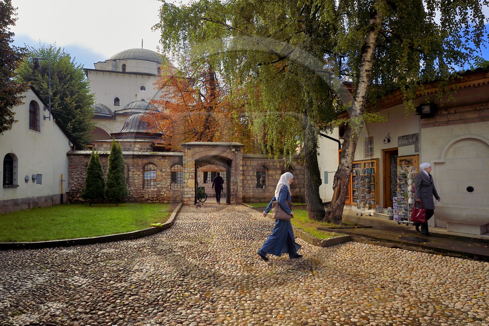 Bosnie-Herzégovine, Sarajevo, quartier de Bascarsija dans la vieille ville, la Mosquée de Gazi Husrev-beg (Gazi Husrevbegova dzamija en bosniaque) vue depuis la médersa, Tour de l'horloge