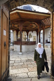 Bosnie-Herzégovine, Sarajevo, quartier de Bascarsija dans la vieille ville, la Mosquée de Gazi Husrev-beg (Gazi Husrevbegova dzamija en bosniaque), femme voilée