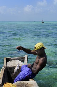 Tanzanie, archipel de Zanzibar, île de Unguja (Zanzibar), côte est, baie de Chwaka vers Michamvi, pêche à la ligne sur un dhow (boutre traditionnel)