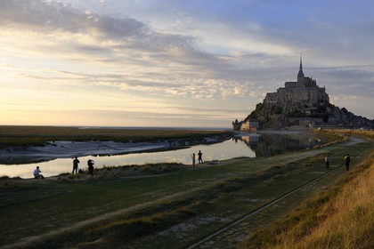 France, Manche (50), Mont-Saint-Michel, classé Patrimoine Mondial de l'UNESCO, et le Couesnon