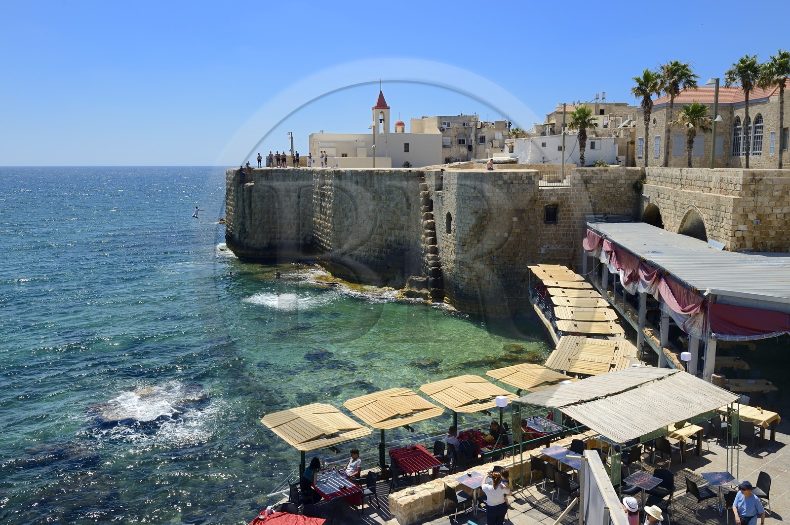 Israel, district Nord, Galilée, Acre (Akko), vieille ville, classée Patrimoine Mondial de l'UNESCO, le port pisan et l'église Saint Jean dominant la muraille maritime