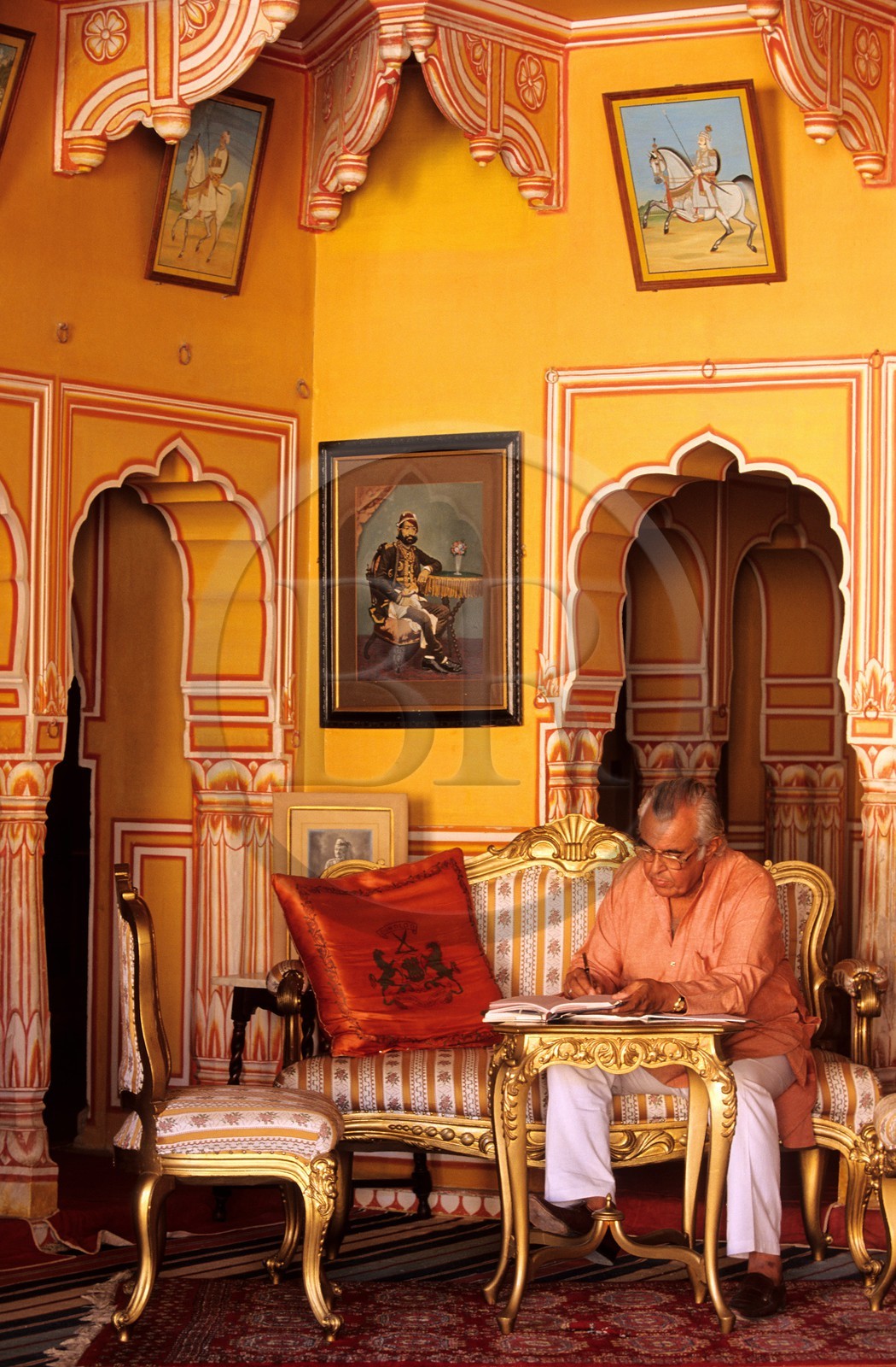 Inde, état du Rajasthan, région du Shekhawati, Fort de Dundlod, le Thakur (seigneur) Rajbir, dans la superbe salle d'apparat du Diwan Khana