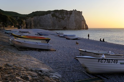 France, Seine-Maritime (76), Pays de Caux, Côte d'Albâtre, Etretat, la falaise d'Aval et la plage de la ville avec les barques de pecheurs