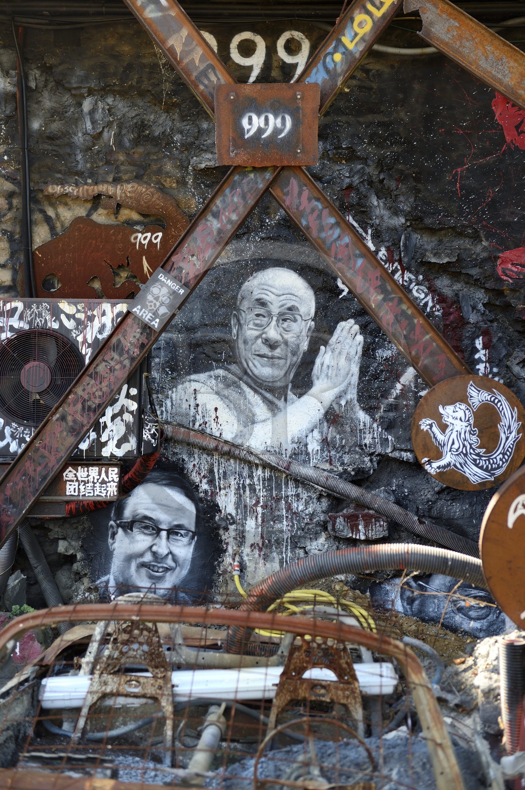 France, Rhône (69), Saint-Romain-au-Mont-d'Or, la Demeure du Chaos, l'œuvre d'art est basé sur la transformation sans fin de la maison du XVIIème siècle de l'artiste plasticien Thierry Ehrmann en une réplique de zone de guerre à l'image du monde présent