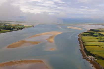 Royaume-Uni, Angleterre, Pays de Galles, la côte Nord-ouest vers Caernarfon, bras de mer séparant l'ile Anglesey (à droite) de l'Angleterre (vue aérienne)