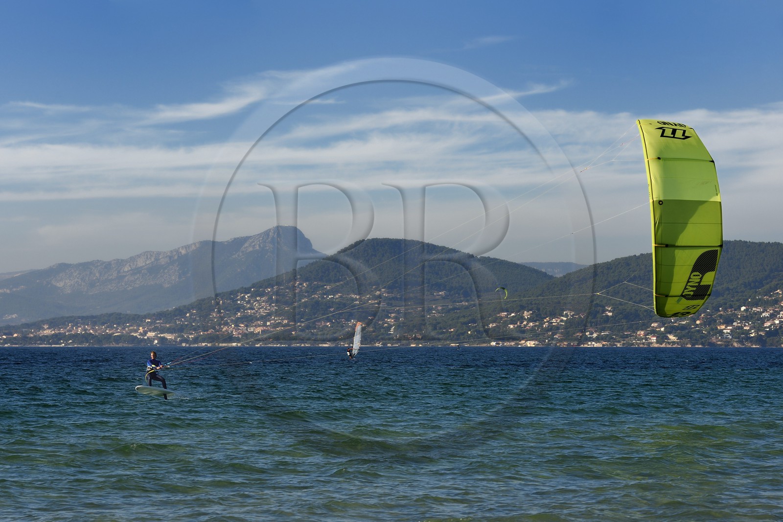France, Var (83), Hyères, Presqu'Ile de Giens, plage de l'Almanarre, Ariane Imbert en kitefoil, triple championne de France de Kitesurf et vice-championne du monde de Race 2014