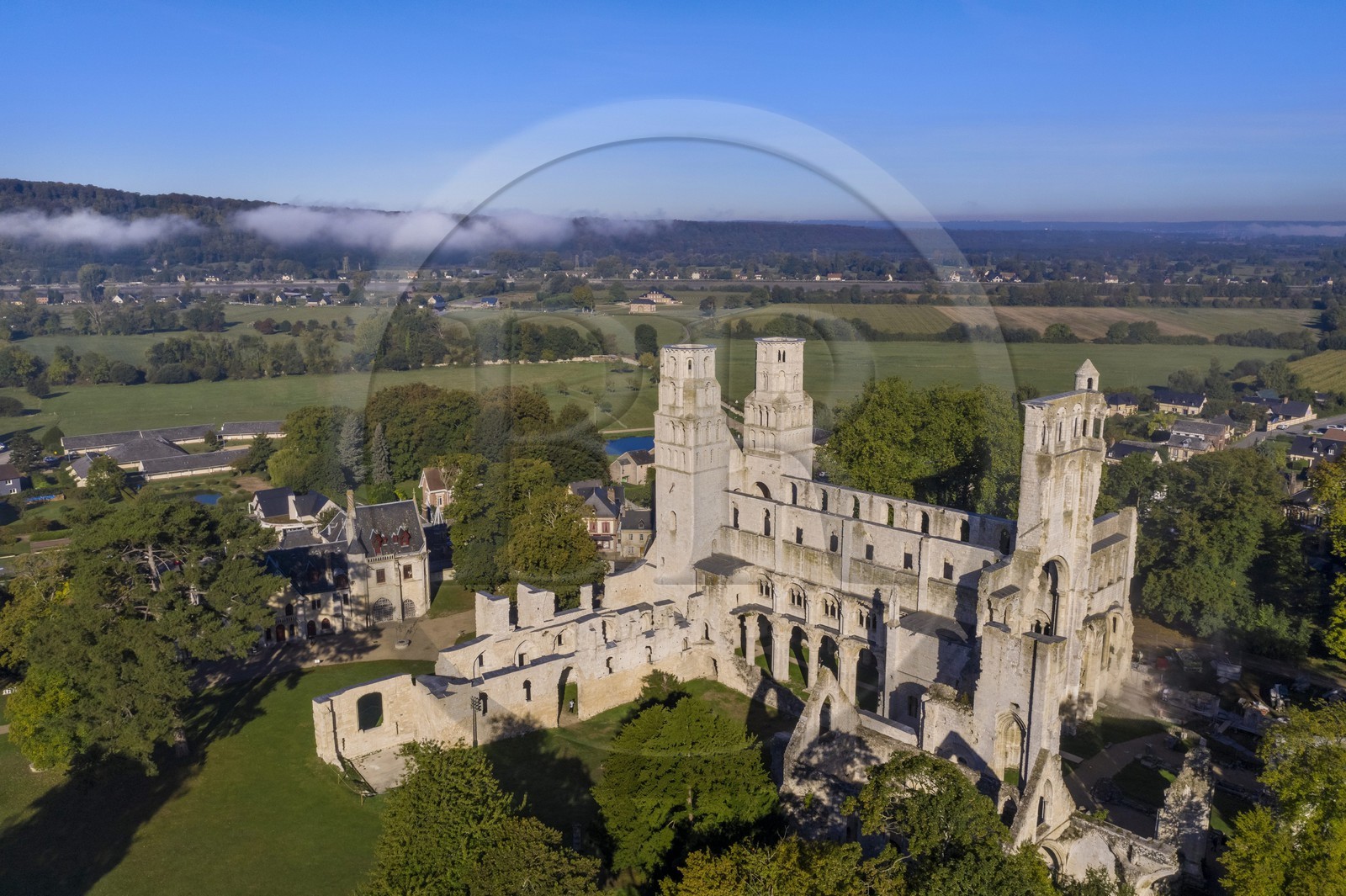 France, Seine-Maritime (76), Pays de Caux, Parc naturel régional des Boucles de la Seine normande, Jumièges, abbaye Saint-Pierre de Jumièges fondée au VIIe siècle (vue aérienne)
