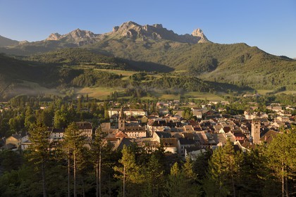France, Alpes de Haute Provence, Ubaye valley, Barcelonnette dominated by the mountain Chapeau de Gendarme (2682m)