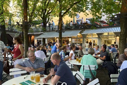 Allemagne, Bade-Wurtemberg, Fribourg en Brisgau, Biergarten Hausbrauerei Feierling à Gerberau 46, brasserie-jardin sous les chataigniers
