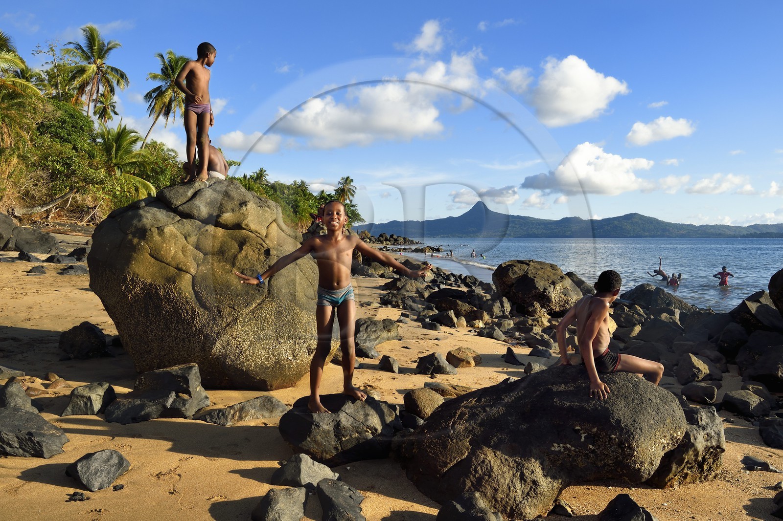 France, Ile de Mayotte, Grande-Terre, Sada, enfants jouant sur Tahiti plage (Mtsagnougni) dans la baie de Bouéni