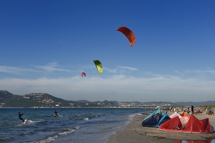 France, Var, Hyeres, Giens peninsula, kitesurfing on Almanarre beach