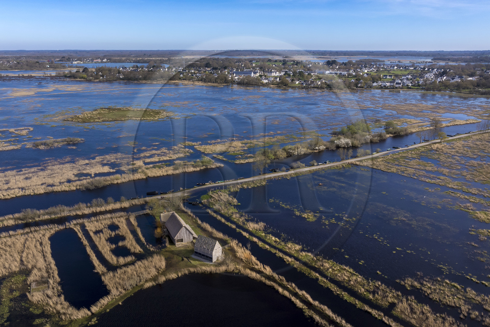 France, Loire-Atlantique (44), parc naturel regional de la Brière, Saint-Malo-de-Guersac, panorama sur les marais de Brière et le canal de Rozé (vue aérienne)
