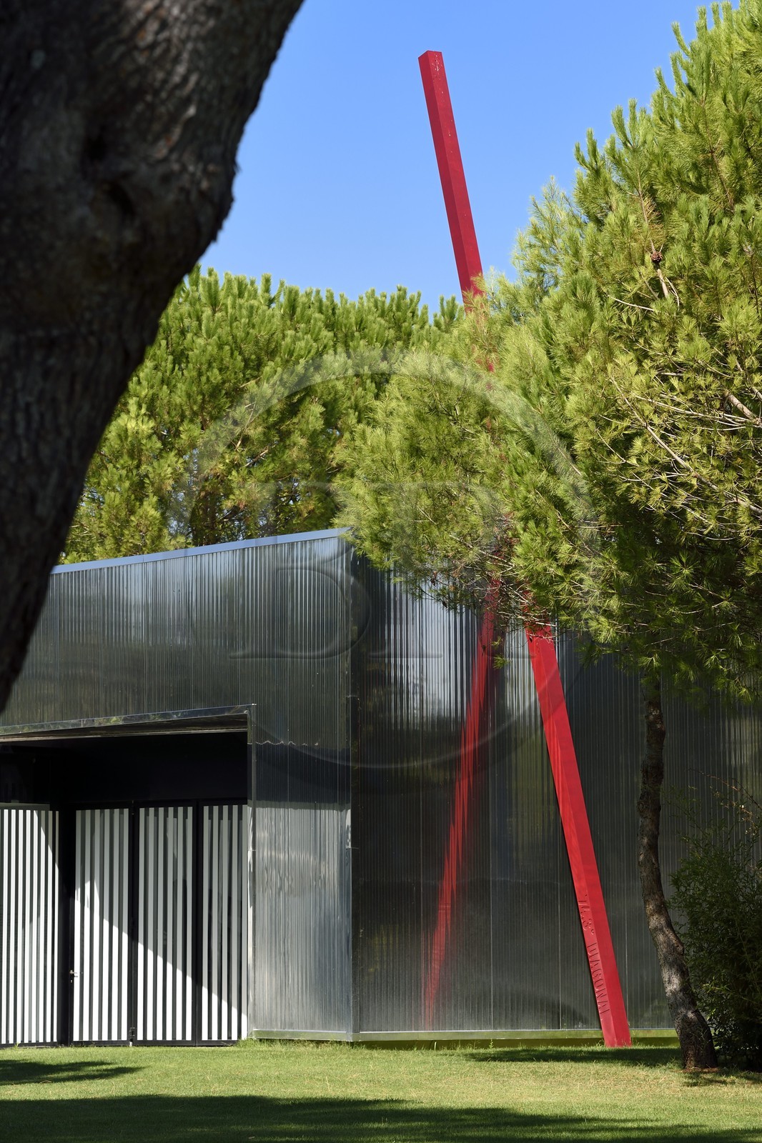 France, Var (83), Le Muy, Fondation Bernar Venet, la Nouvelle Galerie avec Diagonal 74-3°, 2006 Acier peint