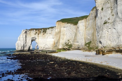France, Seine-Maritime (76), Pays de Caux, Côte d'Albâtre, Etretat, la Manneporte vue depuis la pointe de la Courtine à marée basse