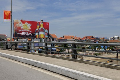 Vietnam, Haiphong, panneau publicitaire pour la bière vietnamienne 333