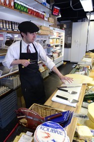 Suède, Västra Götaland, Göteborg (Gothenburg), les halles couvertes principales Saluhallen, fromager