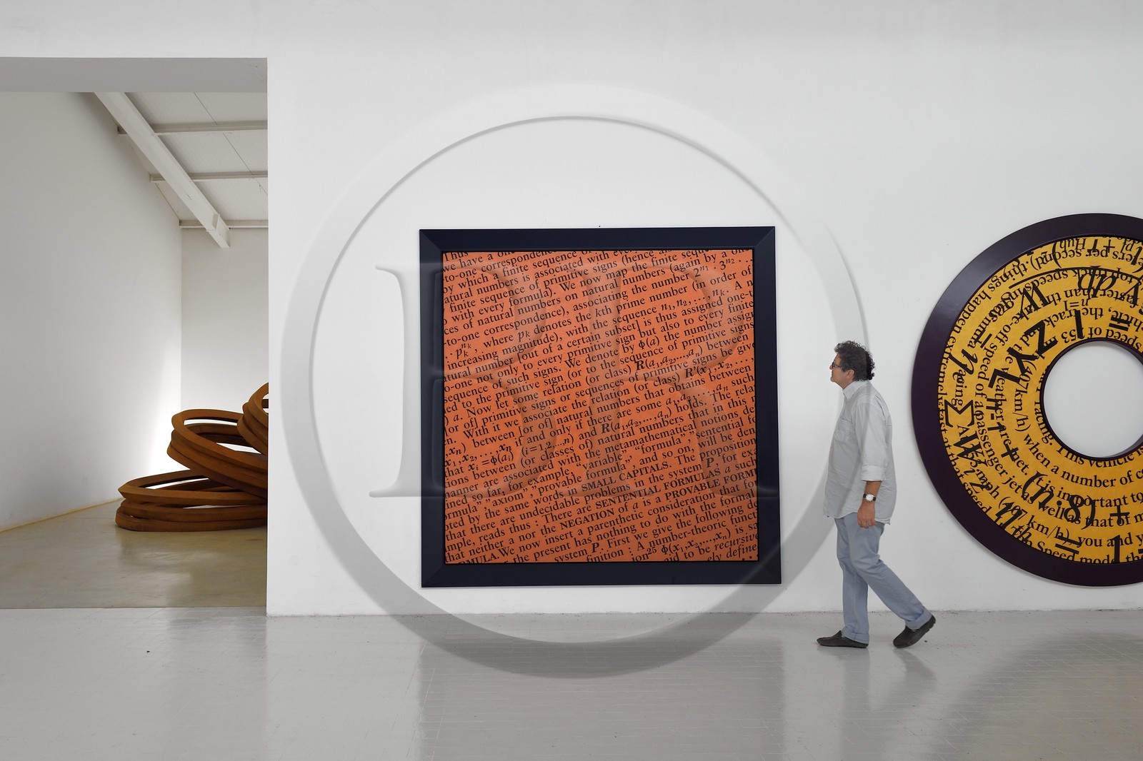 France, Var (83), Le Muy, Fondation Bernar Venet, peintures de Venet dans l'ancienne usine reconvertie en hall d'exposition