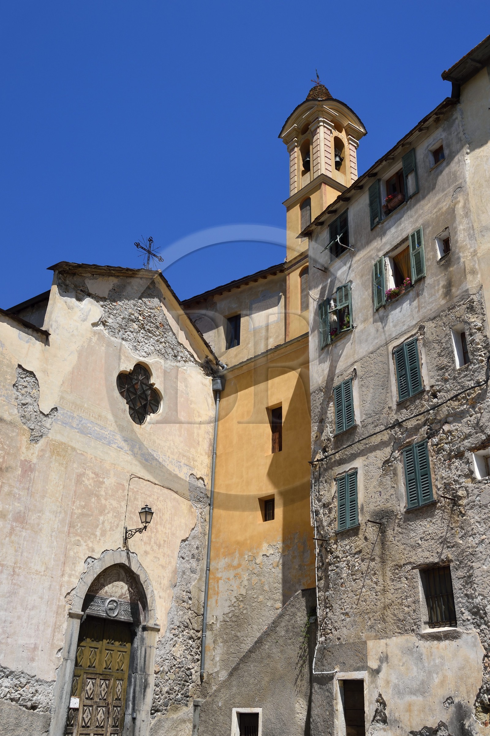 France, Alpes-Maritimes (06), vallée de la Roya (arrière-pays niçois), au pied du parc national du Mercantour, Saorge, l'église Saint-Sauveur à gauche et  la chapelle Saint-Jacques des Pénitents blancs à droite