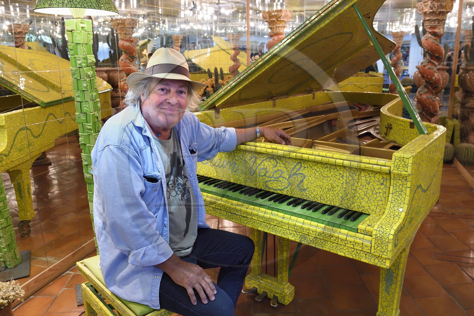 France, Var (83), La Dracénie, Salernes, le céramiste et créateur Alain Vagh, piano recouvert par l'artiste