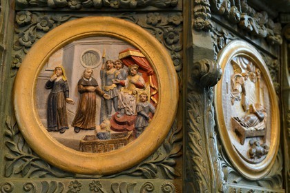 France, Finistère (29), Locronan, labellisé Les Plus Beaux Villages de France, église Saint-Ronan, la chaire à prêcher (1707) retrace en neuf médaillons la vie de Saint-Ronan