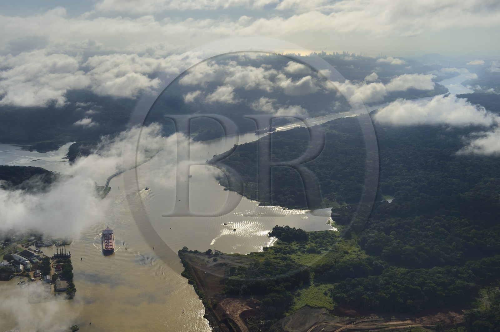Panama, Canal de Panama à Gamboa, le bras de la rivière Chagres qui alimente le canal et le lac Gatun en eau, la coupe Gaillard (ou coupe Culebra) et la skyline de la ville de Panama City en arrière plan (vue aérienne)