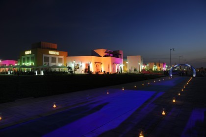 Maroc, région de l'Oriental, station balnéaire de Mediterrania Saïdia, la Médina Saidia galerie marchande construite sous forme de médina marocaine