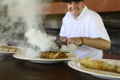 Argentine, province de Buenos Aires, San Antonio de Areco, estancia La Bamba de Areco, touche finale sur les crèpes