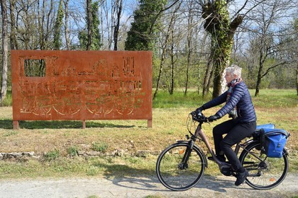 France, Dordogne (24), Périgord Vert, Saint-Jean-de-Côle, labellisé Les Plus Beaux Villages de France, cycliste sur la voie verte de la véloroute Flow Vélo qui emprunte l'ancienne voie de chemin de fer