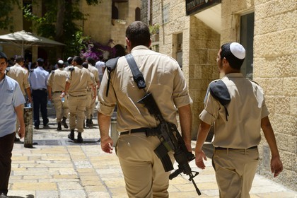 Israel, Jérusalem, ville sainte, vieille-ville classée Patrimoine Mondial de l'UNESCO, le quartier juif, soldats en arme dans la rue Tiferet-Yisrael