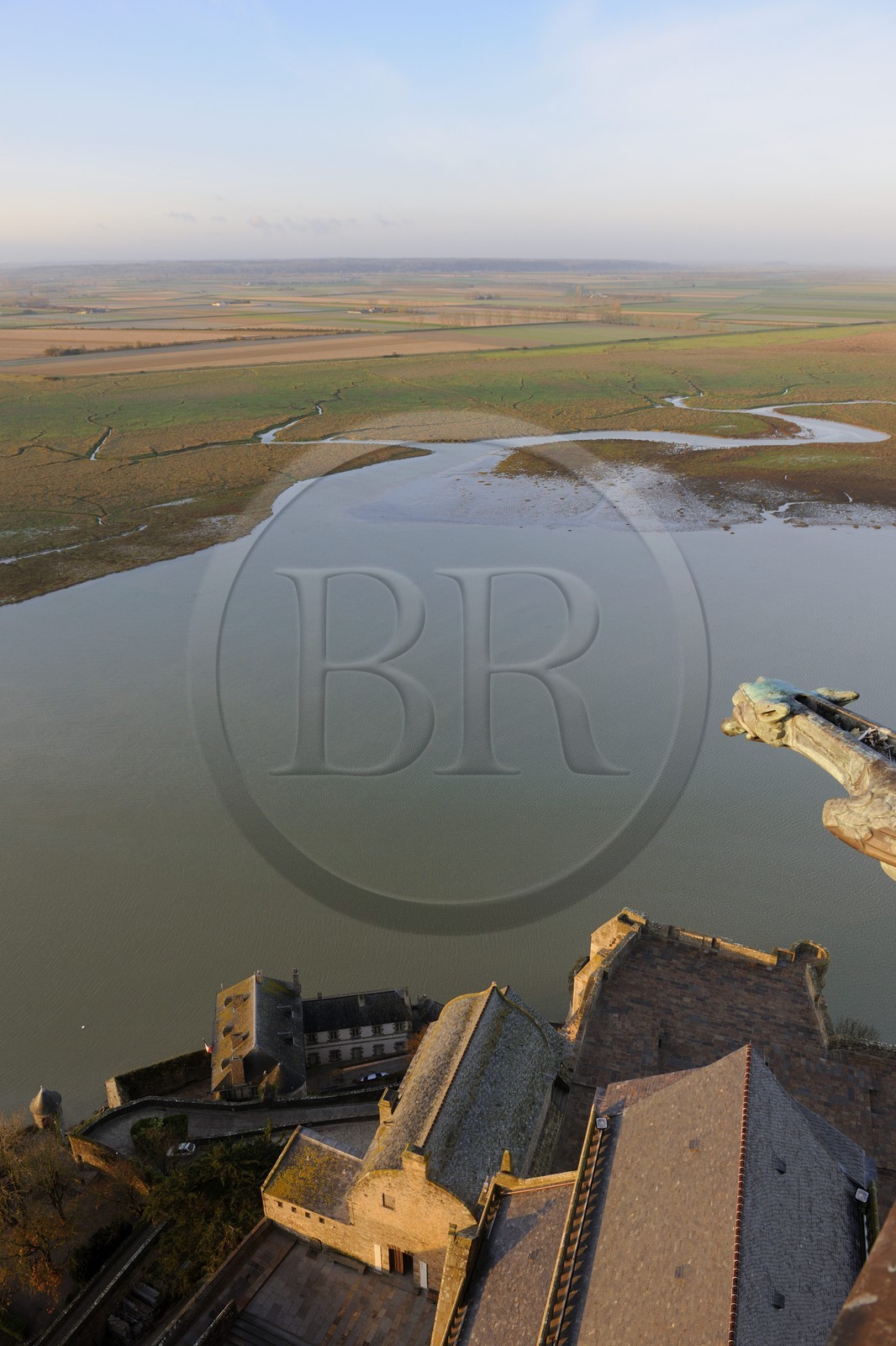 France, Manche (50), Mont-Saint-Michel, classé Patrimoine Mondial de l'UNESCO, chevet et la baie vus depuis la flèche à l'aube