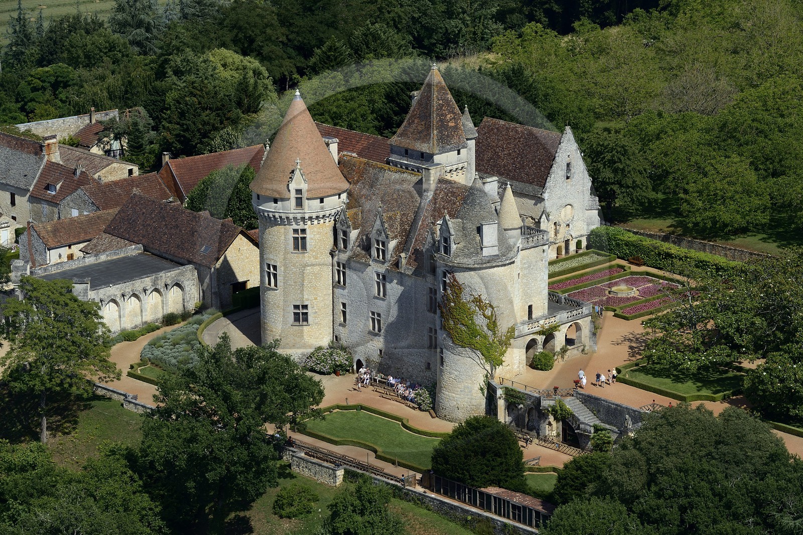 France, Dordogne (24), Périgord Noir, vallée de la Dordogne, Castelnaud-la-Chapelle, château des Milandes, ancienne demeure de Joséphine Baker (vue aérienne)