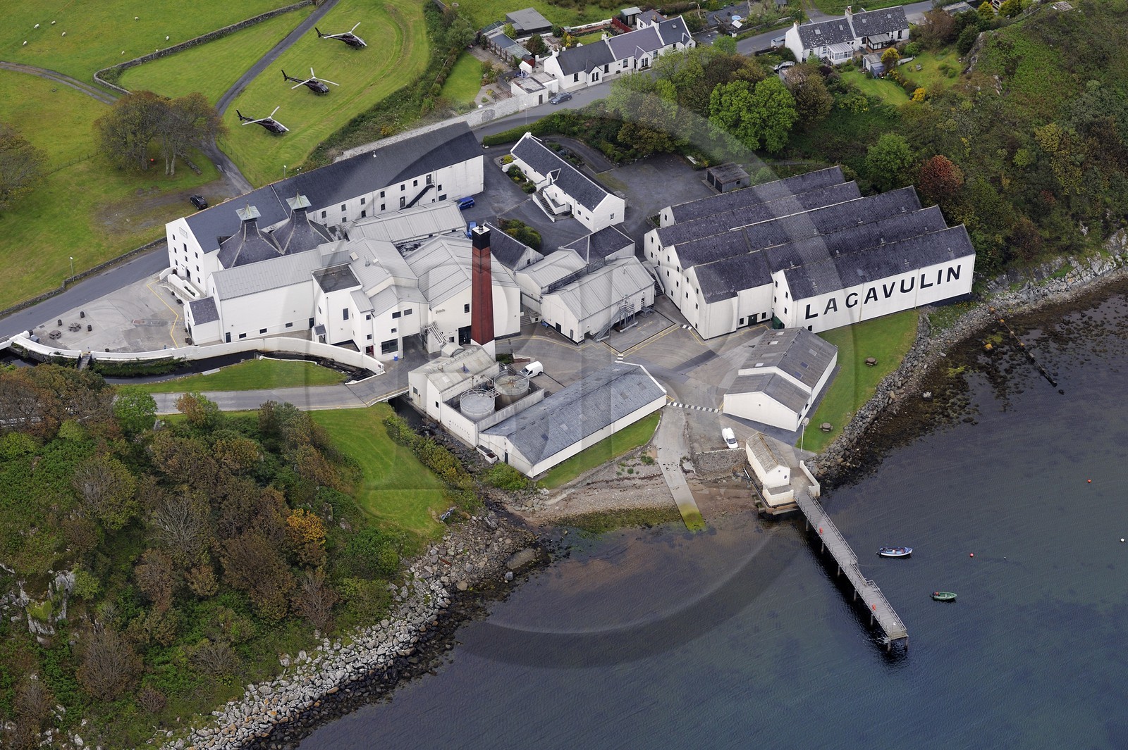 Royaume-Uni, Ecosse, Hébrides intérieures, Ile de Islay, Port Ellen, distillerie de whisky Lagavulin (vue aérienne)