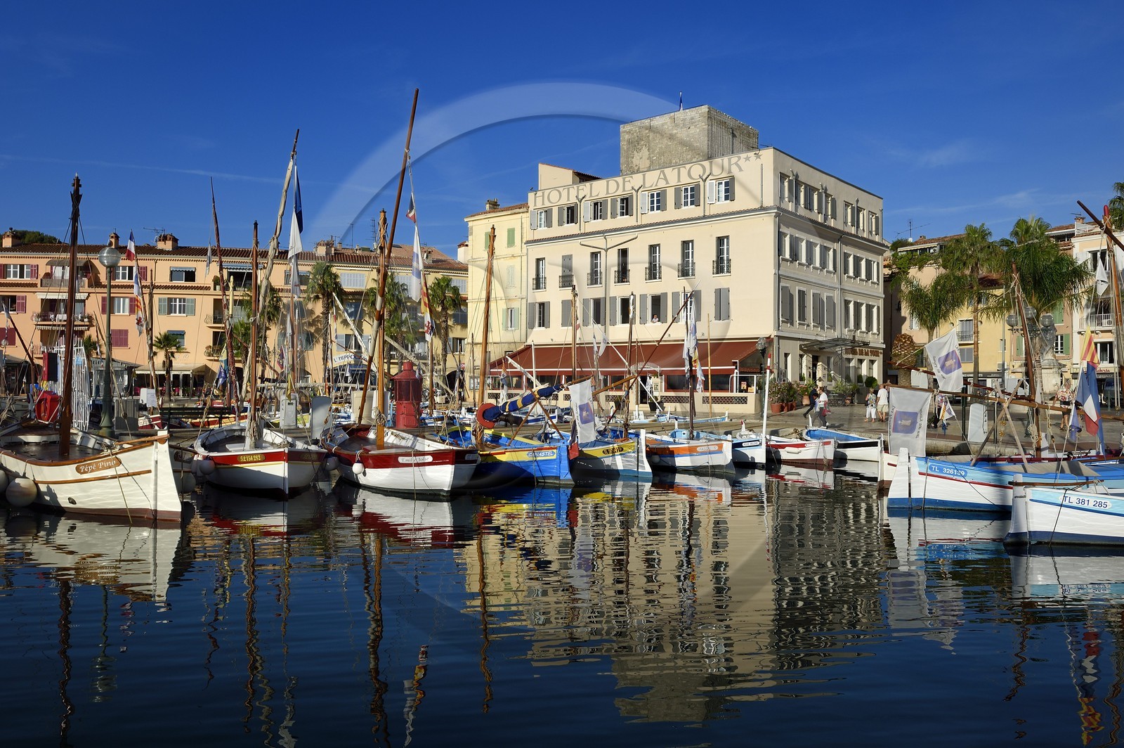 France, Var (83), Sanary-sur-Mer, barques traditionnelles de peche appelées pointus sur le port, l'Hotel de la Tour qui enroule la tour romane du XIIIème siècle en arrière plan