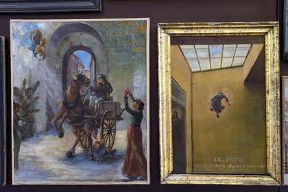 France, Var (83), Hyères, collegiale Saint Paul (XIIème siècle), elle abrite une exposition permanente de 432 ex-votos, chacun illustrant une scène de la vie quotidienne face à une situation définie de péril ou de menace