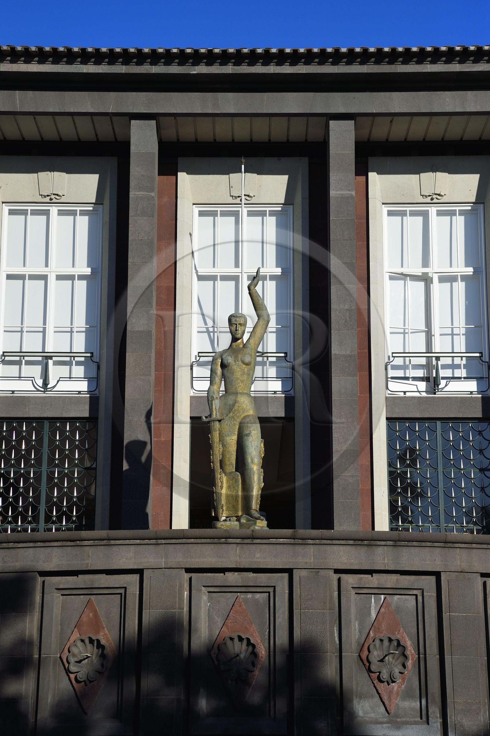 Portugal, Ile de Madère, Funchal, statue représentant la Justice devant le le palais de justice