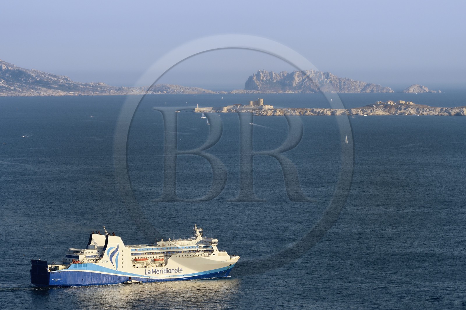 France, Bouches-du-Rhône (13), Marseille, ferry de La Meridionale faisant route pour la Corse, Archipel des Iles du Frioul et le chateau d'If en arrière plan