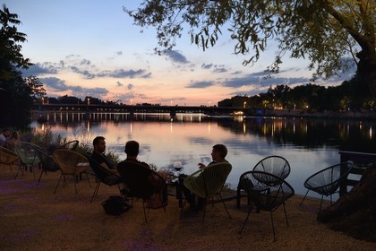 France, Allier (03), Vichy, Guinguette spirit at the Atmosphere Vichy restaurant on the banks of the Allier river in Bellerive-sur-Allier