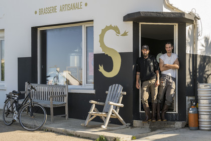 France, Finistère (29), Iles du Ponant, Ile de Batz, microbrasserie Penn ar Batz (PAB), les brasseurs Anthony et Tanguy Grall