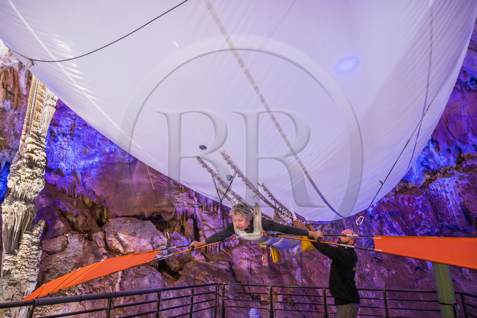 France, Gard (30), Méjannes-le-Clap, grotte de La Salamandre, découverte de la grotte en Aéroplume®, un ballon dirigeable individuel gonflé à l'hélium qui permet de s'envoler en battant des ailes